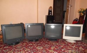 Značkové 17&quot; CRT monitory Ibm thinkVision